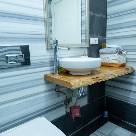 Entire Building For Large Groups And Families W Elevator And 5 Bathrooms