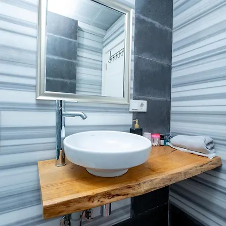 Entire Building For Large Groups And Families W Elevator And 5 Bathrooms Appartement Istambul