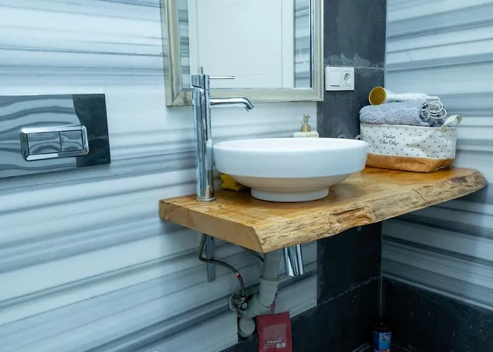 Entire Building For Large Groups And Families W Elevator And 5 Bathrooms