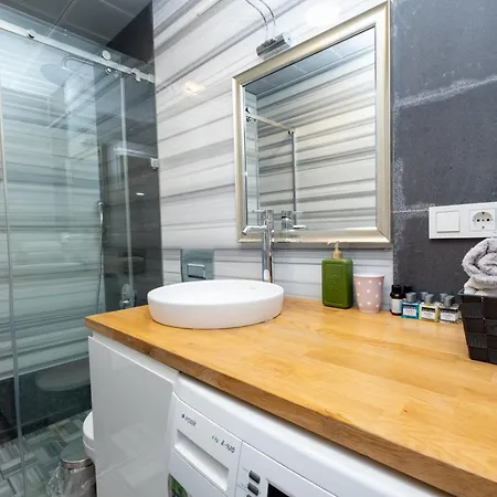 Entire Building For Large Groups And Families W Elevator And 5 Bathrooms *