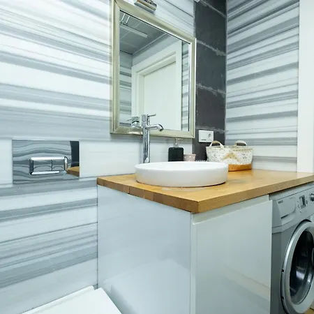 Entire Building For Large Groups And Families W Elevator And 5 Bathrooms