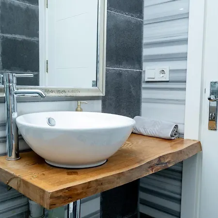 Entire Building For Large Groups And Families W Elevator And 5 Bathrooms